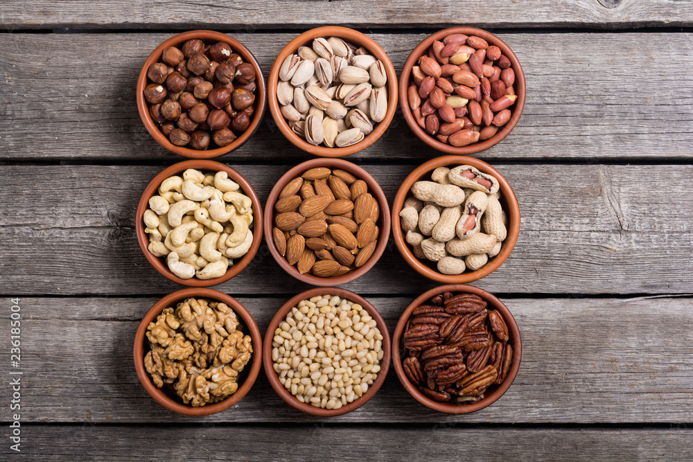 Mix of nuts : Pistachios, almonds , walnuts , pine nut , hazelnuts and cashew . Snack in bowl backgrond Mix of nuts : Pistachios, almonds , walnuts , pine nut , hazelnuts and cashew . Snack in bowl backgrond