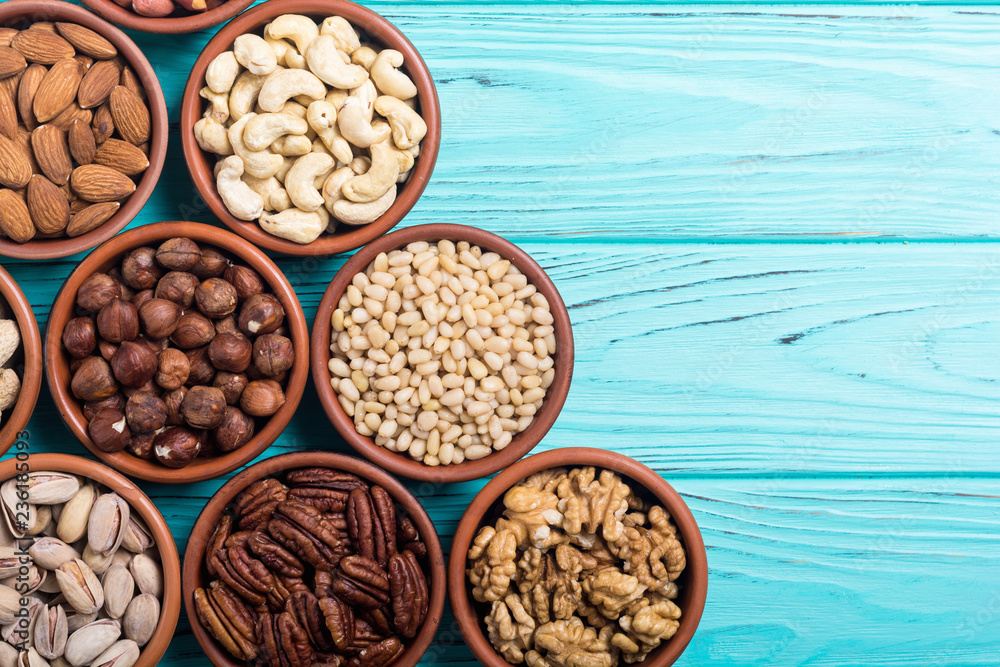 Mix of nuts : Pistachios, almonds , walnuts , pine nut , hazelnuts and cashew . Snack in bowl backgrond Mix of nuts : Pistachios, almonds , walnuts , pine nut , hazelnuts and cashew . Snack in bowl backgrond