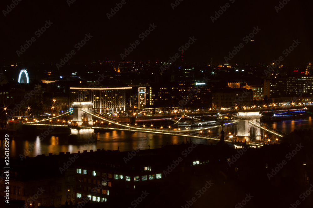  Skyline der ungarischen Hauptstadt Budapest bei Nacht mit beleuchteter Kettenbrücke