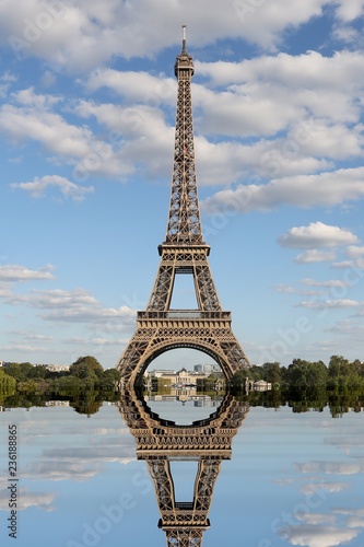 breathtaking reflection of the Eiffel Tower seen from the Trocadero