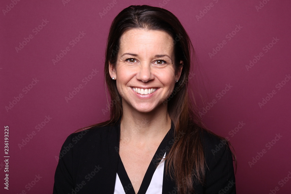 Fototapeta premium Portrait of a woman in front of a colored background