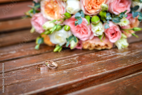 Wedding rings and Bridal bouquet © Elvira