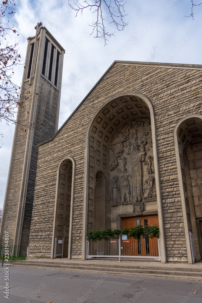 Eglise catholique Sainte-Jeanne-de-Chantal, Porte de St-Cloud, Paris, France