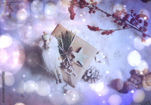 Weihnachtsgeschenk im Schne...