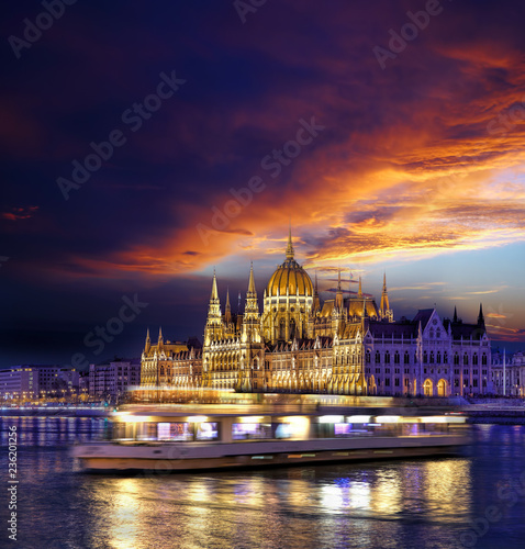 Canvas Print Parliament building of Budapest above Danube river in Hungary at night