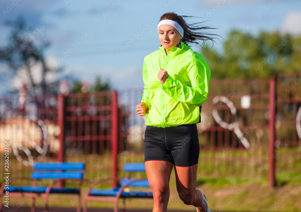 Woman wearing jogging outfit hi-res stock photography and images - Alamy