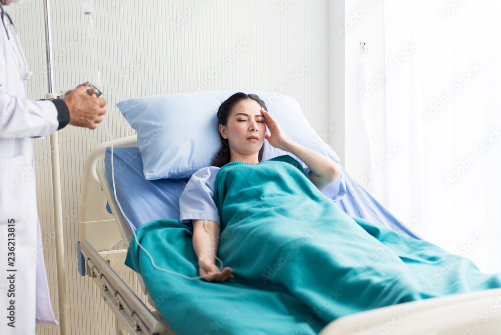 Obraz premium Patient asian woman having a headache or migraine severe in hospital