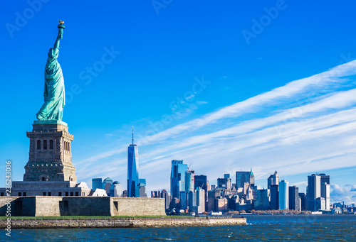 自由の女神とマンハッタンの摩天楼 © oben901