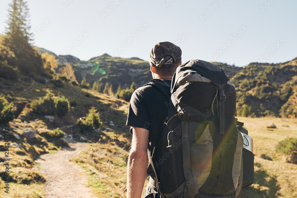 Mann, Wanderer mit Rucksack von hinten in den Bergen Stock-Foto | Adobe  Stock