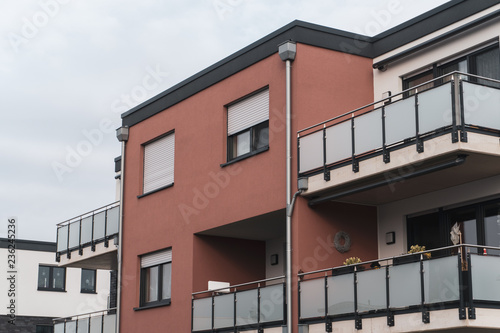 Modernes rotes Apartmentgebäude