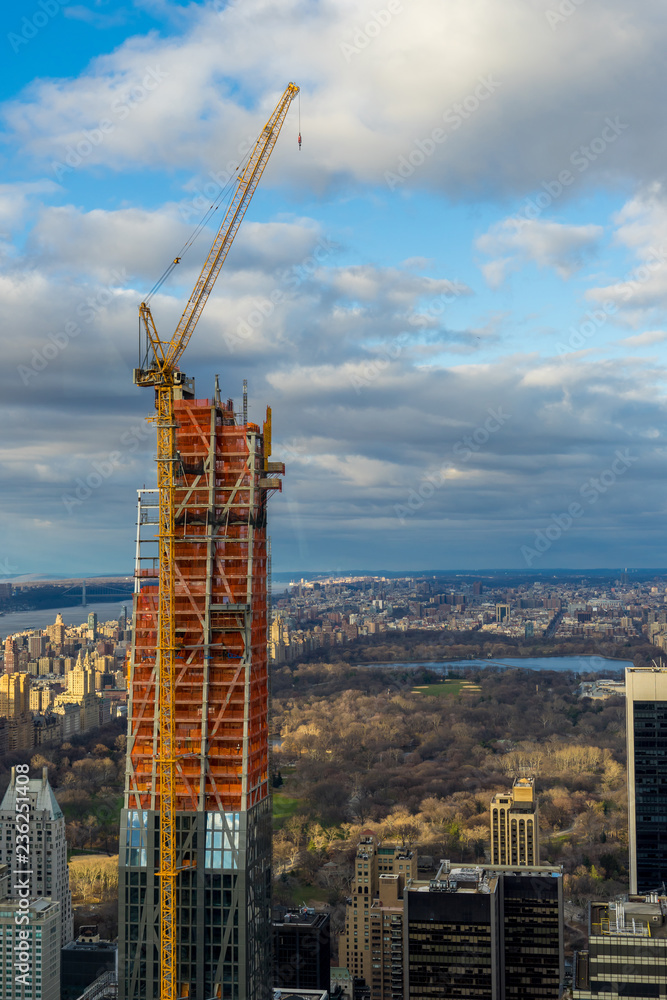 Obraz premium New York city skyline and skyscraper at sunset with blue sky background