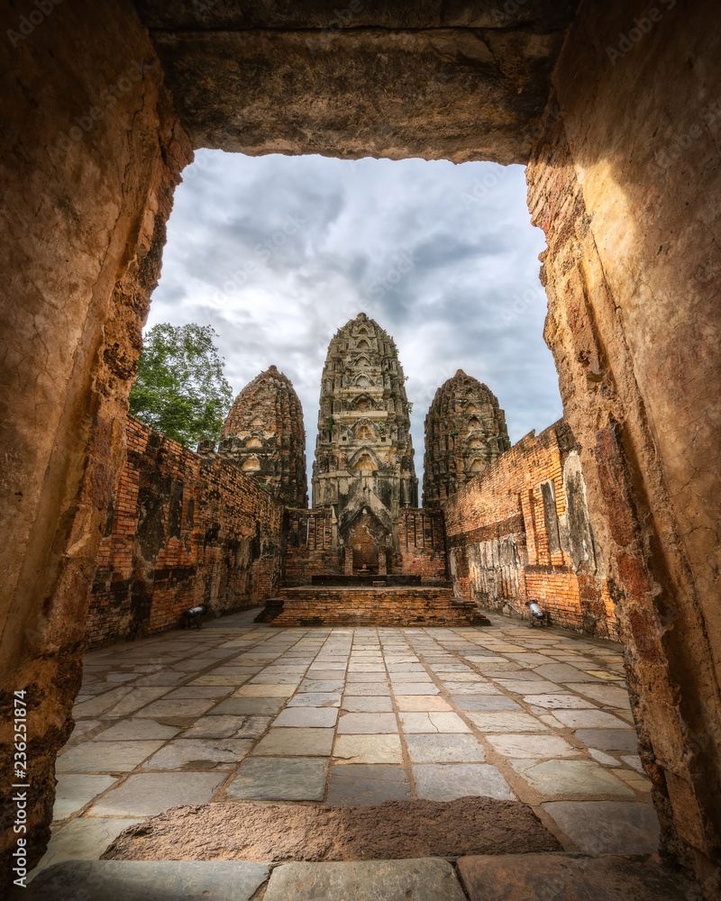 Wat Sri Sawai, Sukhothai Historical Park. The sanctuary surrounded by a
