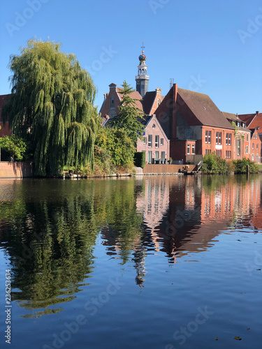 Slika na platnu Canal around the old town of Emden