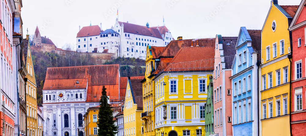 Naklejka premium Piękne miejsca Niemiec - miasto Landshut w Bawarii. Widok z tradycyjnymi domami i zamkiem Trausnitz