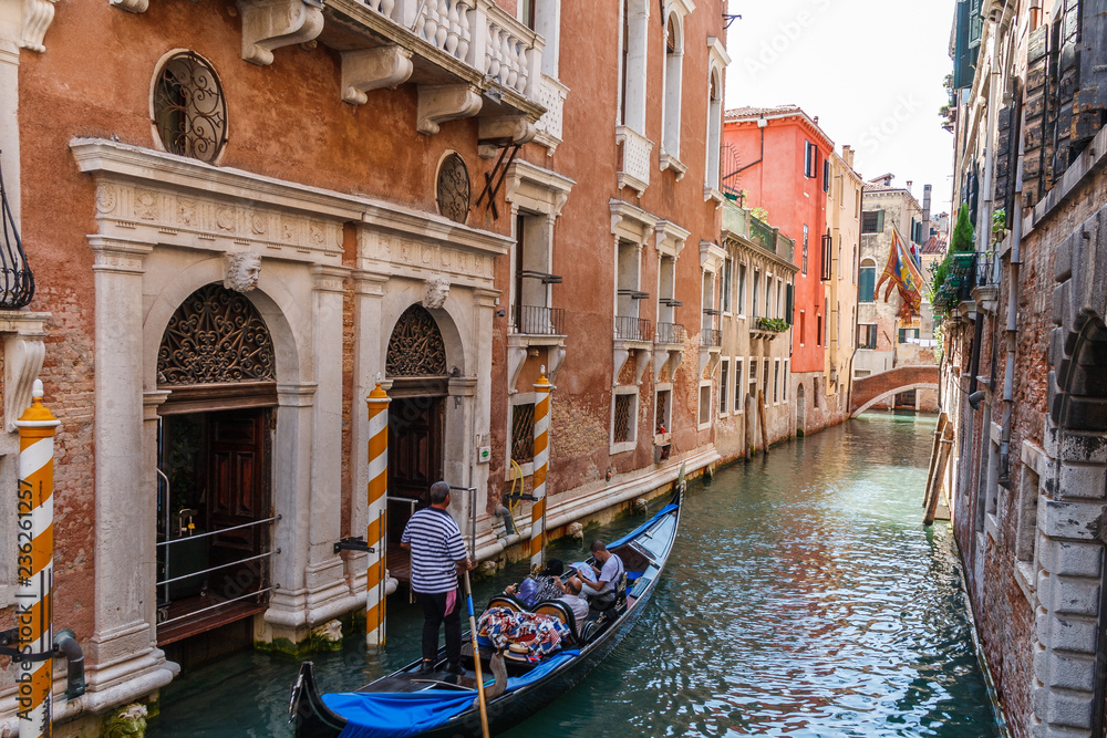 Gondelfahrt in den Kanälen von Venedig, Italien