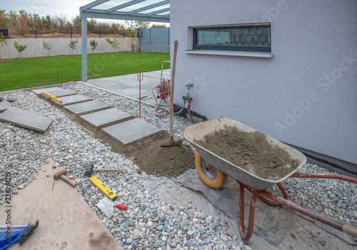 Obraz na plátne Trittplatten in Kiesfläche verlegen