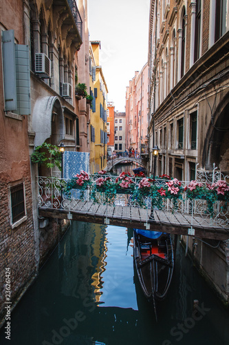 kleine Holzbrücke in Venedig, Italien
