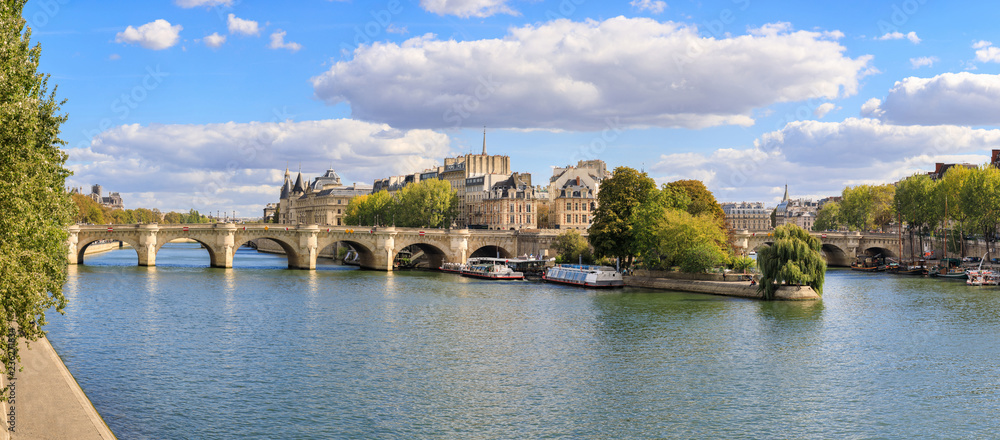 Fototapeta premium The stone bridge of Pont Neuf in Paris, panoramic image
