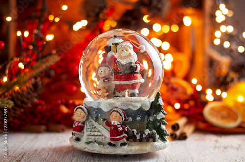 Obraz na płótnie Musical Snow Globe with Santa Claus on bokeh background w salonie