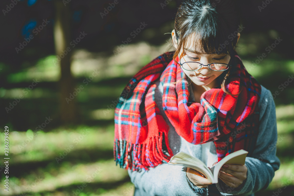 Fototapeta premium 読書をする女性