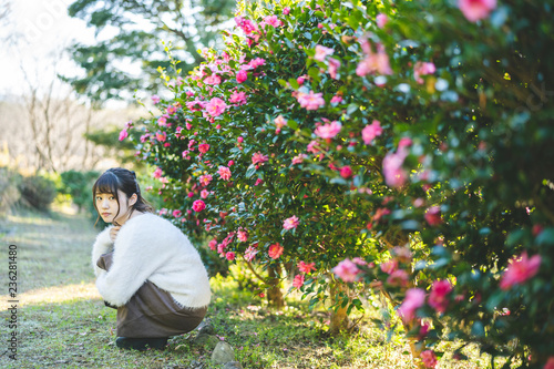 花に囲まれた女性 © peach100