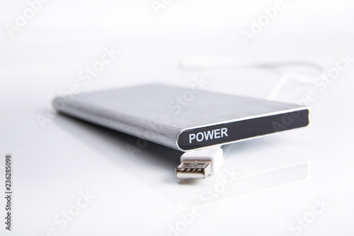 Wallpaper Mural Powerbank. Ładowarka przenośna power bank. Nowoczesny, srebrny power bank na białym  tle. Torontodigital.ca