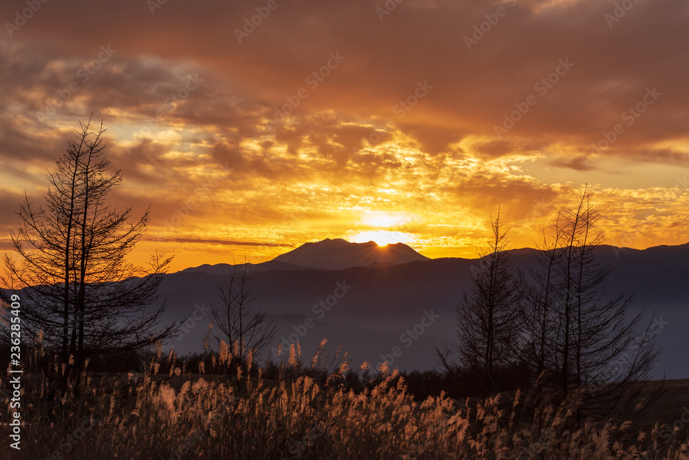 高ボッチ高原から御嶽山に沈む夕日と夕焼け 高ボッチ高原から御嶽山に沈む夕日と夕焼け