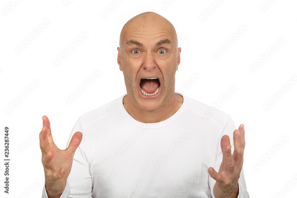 Älterer Mann schaut gestresst und schreit Älterer Mann schaut gestresst und schreit