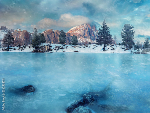 Wunderschöne Winterlandschaft am Lago di Limides in den Dolomiten in Italien