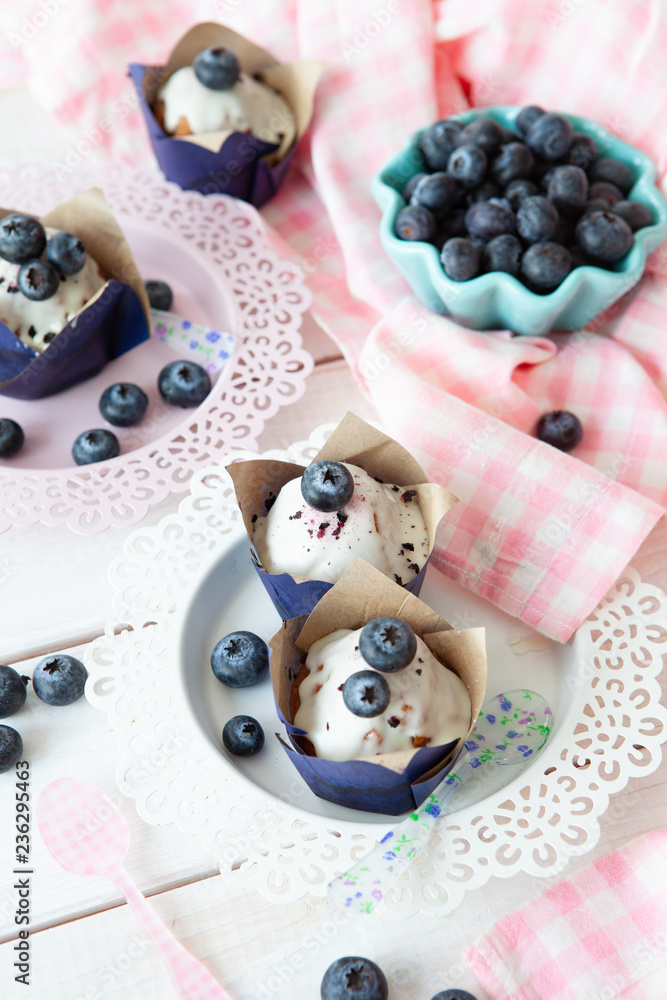 Leckere kleine Muffins mit Blaubeeren Leckere kleine Muffins mit Blaubeeren