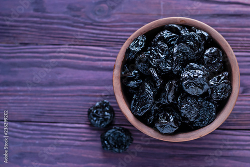 Foto Clay bowl filled with juicy prunes