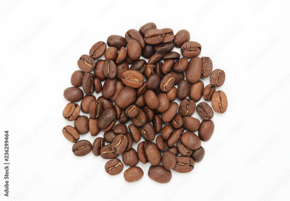 Naklejka premium Café en grano sobre fondo blanco