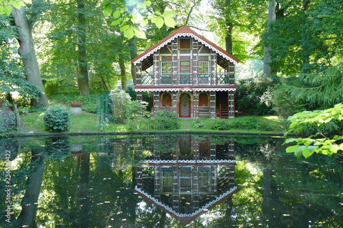 Haus am See in Cuxhaven direkt am Schloss. Das Schweizerhaus spiegelt sich im See.