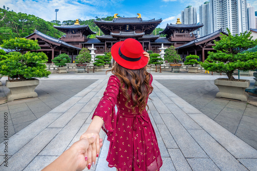 Canvas Print Women tourists holding man's hand and leading him to Chi Lin Nunnery temple, Hong Kong