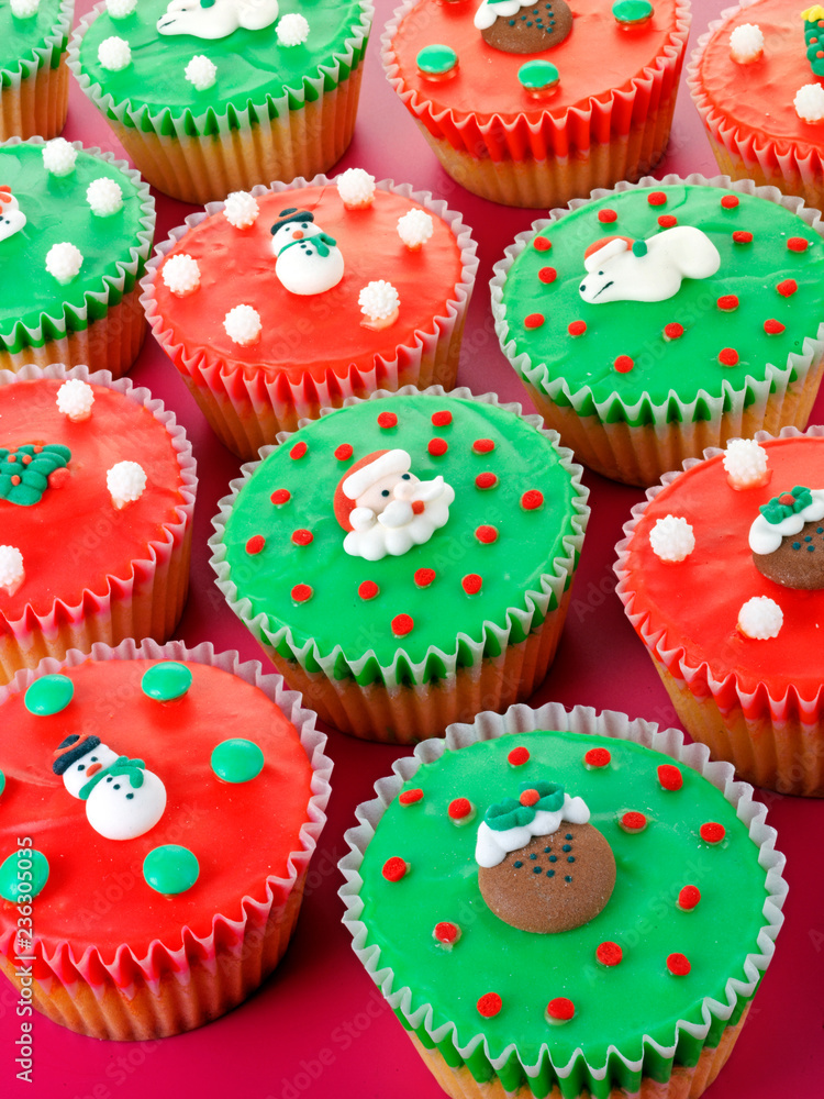 SELECTION OF CHRISTMAS CUPCAKES SELECTION OF CHRISTMAS CUPCAKES