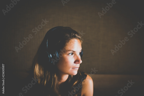 Junge Frau hört Musik in ihrem Zimmer