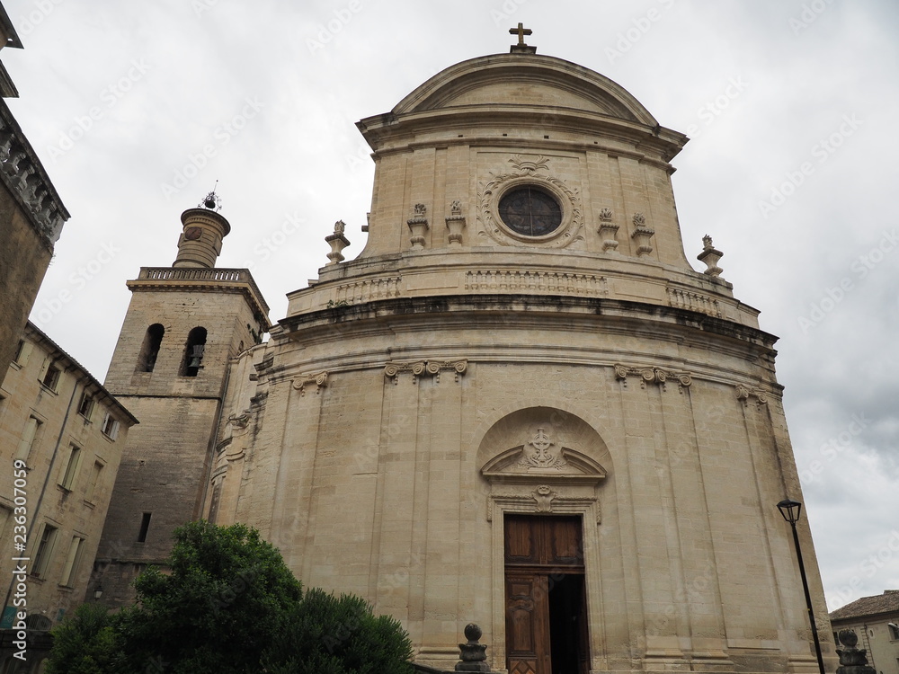 Uzès – gemütliche Kleinstadt in Frankreich – Kirche Saint-Étienne
