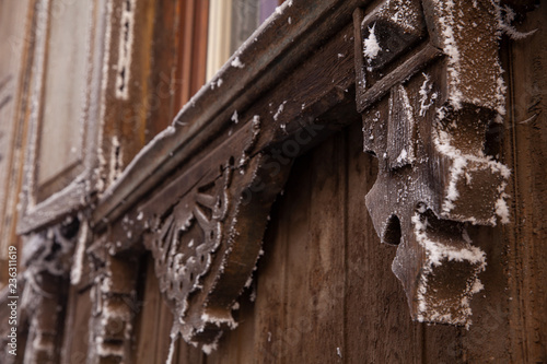 иней на деревянном наличнике , frost on a wooden plat photo