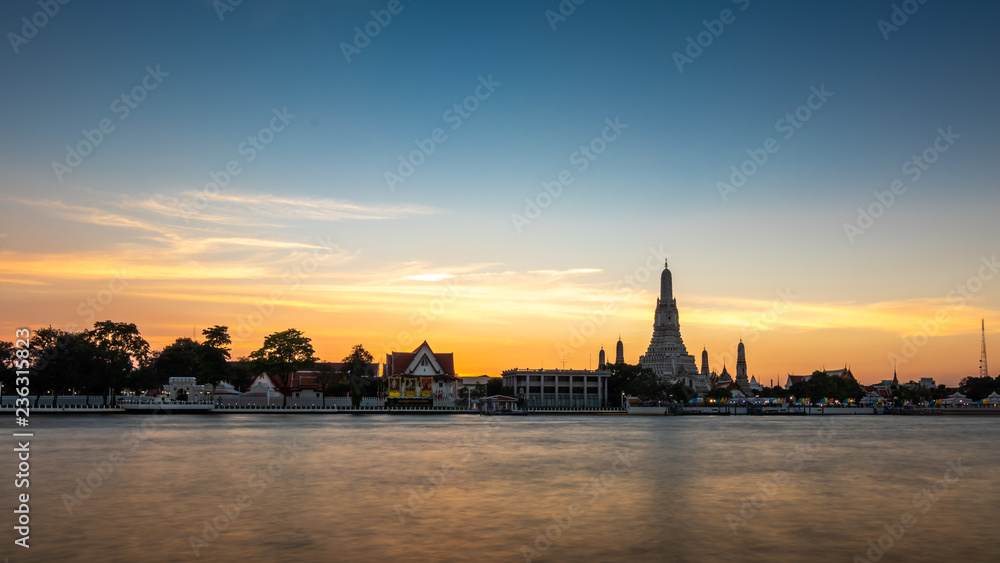 Fototapeta premium Sunset at Wat Arun