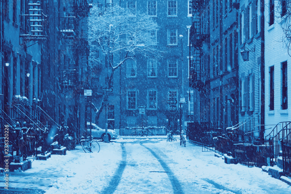 Φωτογραφία Snowy winter blizzard scene on Gay Street in the Greenwich Village neighborhood