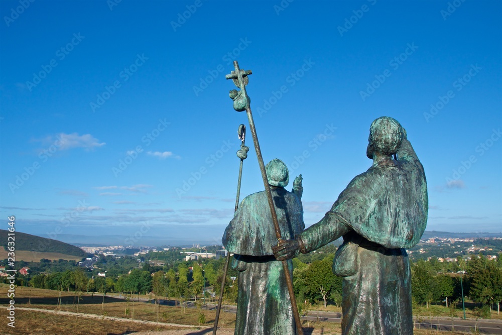 Fototapeta premium Statues of Pilgrims pointing the cathedral on Monte do Gozo in Santiago de Compostela, Spain