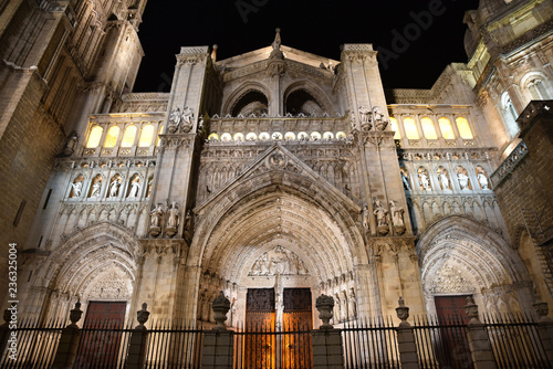 Portail gothique la nuit à la cathédrale de Tolède, Espagne