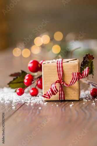Weihnachten - Kleines Geschenk in Naturpapier auf Holz