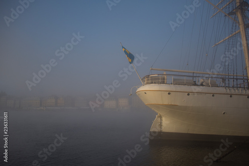 Photography Foggy morning in stockholm harbour, ships and boats in the frosty mist and winte