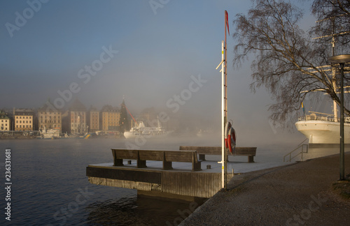 Canvas Print Foggy morning in stockholm harbour, ships and boats in the frosty mist and winte