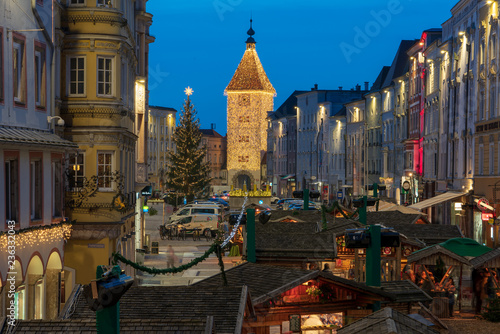 Stadtplatz Wels mit Ledererturm zur Adventszeit photo