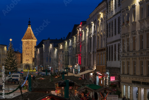 Stadtplatz Wels mit Ledererturm zur Adventszeit