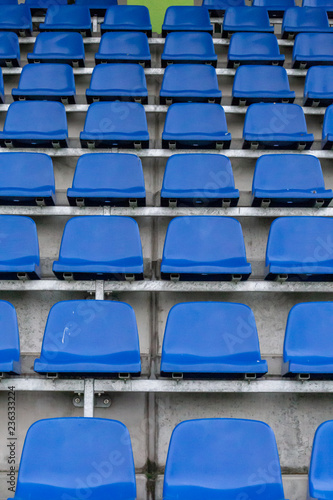 krzesła na stadionie niebieskie