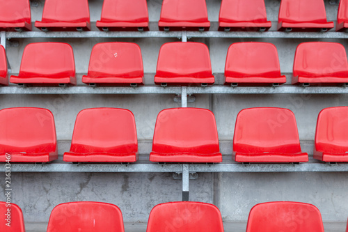 krzesła na stadionie czerwone