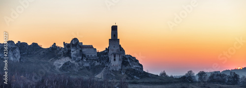 średniowieczny zamek ruiny zachód słońca 